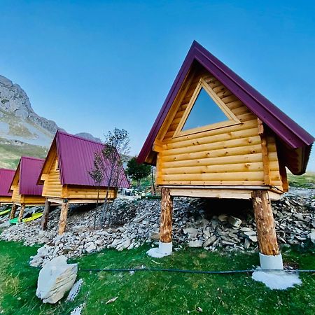 לינה וארוחת בוקר פודגוריצה Kapetanovo Jezero Bungalov מראה חיצוני תמונה