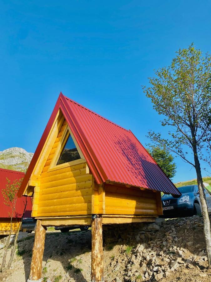 לינה וארוחת בוקר פודגוריצה Kapetanovo Jezero Bungalov מראה חיצוני תמונה