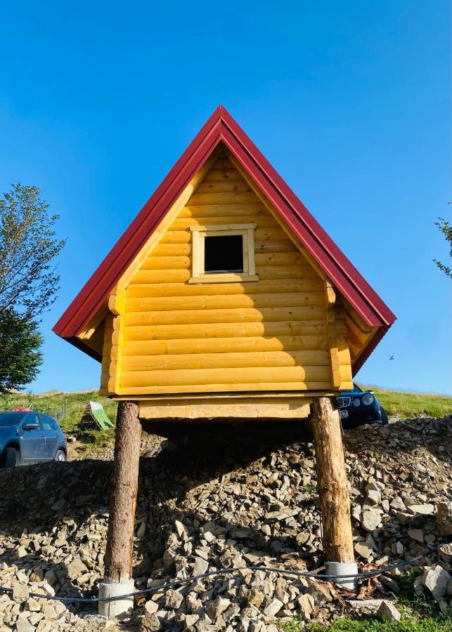 לינה וארוחת בוקר פודגוריצה Kapetanovo Jezero Bungalov מראה חיצוני תמונה
