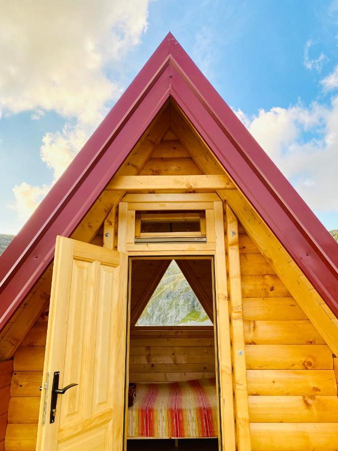 לינה וארוחת בוקר פודגוריצה Kapetanovo Jezero Bungalov מראה חיצוני תמונה