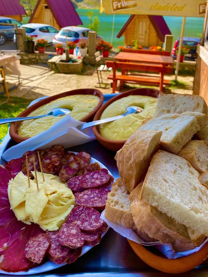 לינה וארוחת בוקר פודגוריצה Kapetanovo Jezero Bungalov מראה חיצוני תמונה