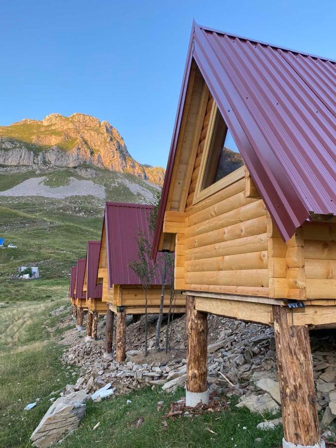 לינה וארוחת בוקר פודגוריצה Kapetanovo Jezero Bungalov מראה חיצוני תמונה