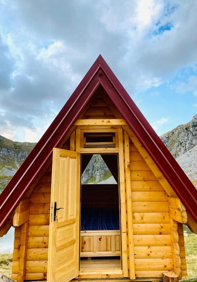 לינה וארוחת בוקר פודגוריצה Kapetanovo Jezero Bungalov מראה חיצוני תמונה