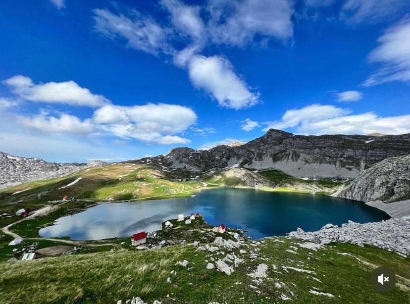 לינה וארוחת בוקר פודגוריצה Kapetanovo Jezero Bungalov מראה חיצוני תמונה