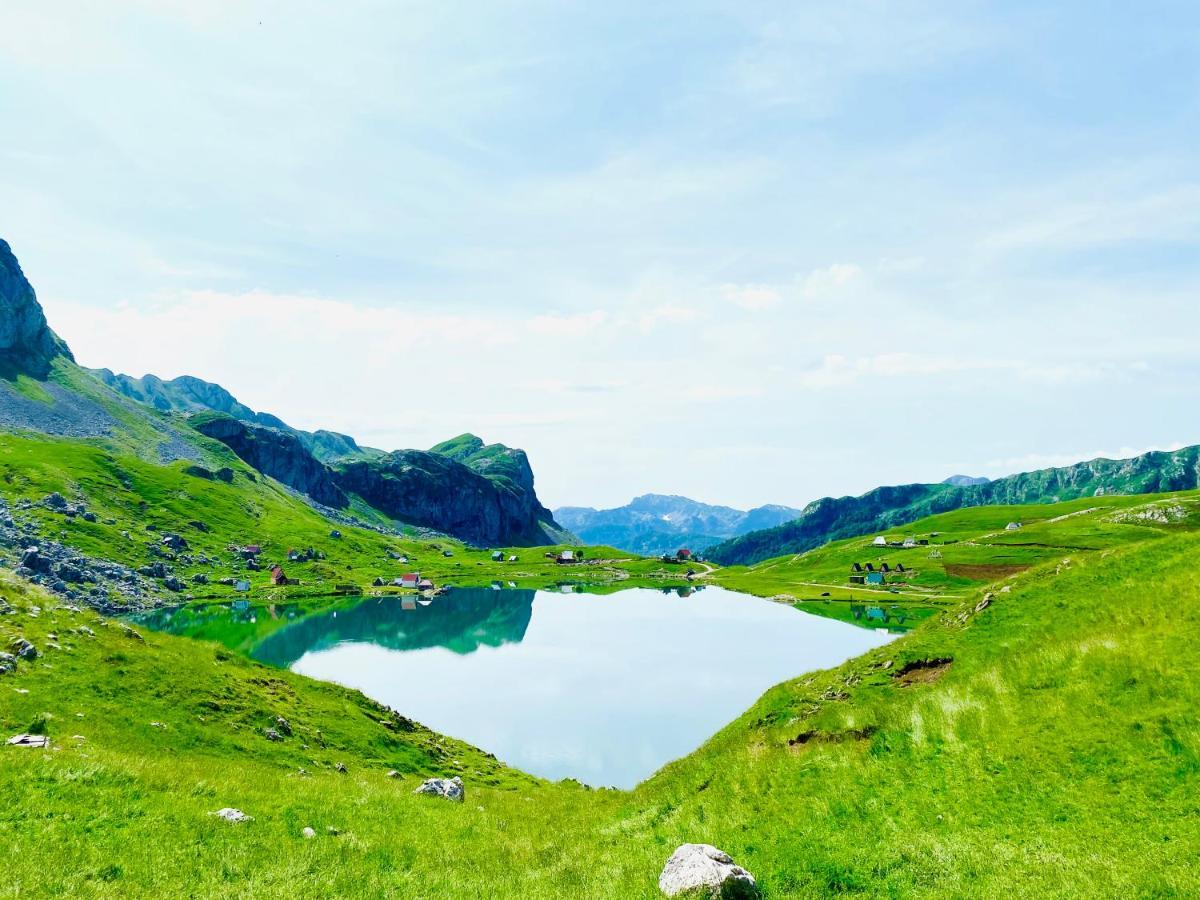 לינה וארוחת בוקר פודגוריצה Kapetanovo Jezero Bungalov מראה חיצוני תמונה