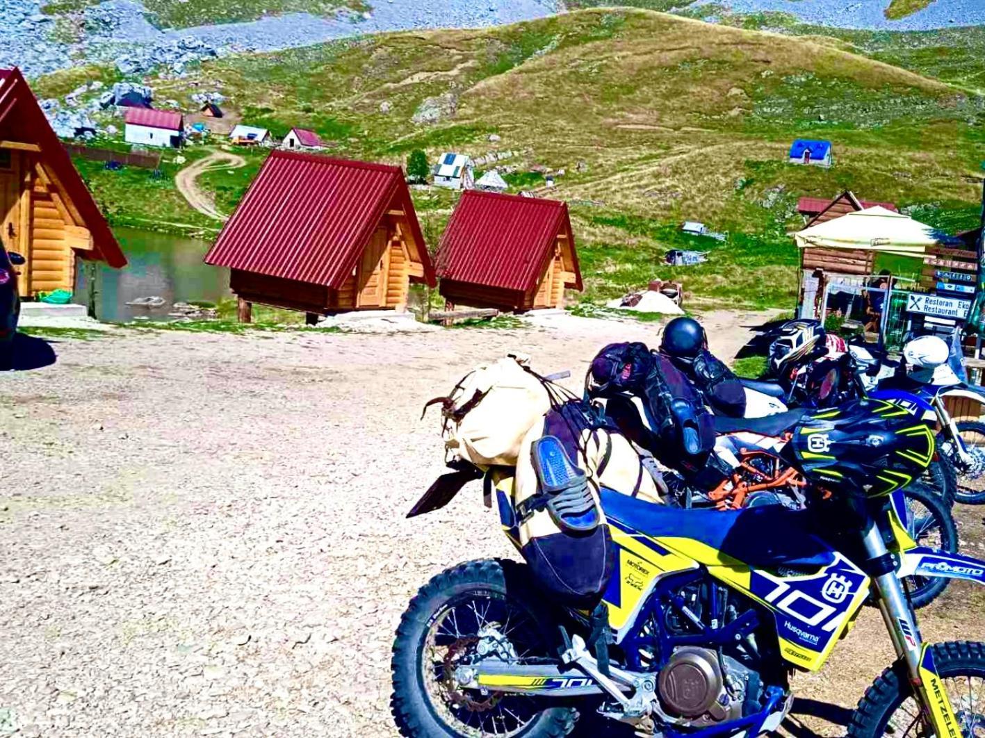 לינה וארוחת בוקר פודגוריצה Kapetanovo Jezero Bungalov מראה חיצוני תמונה