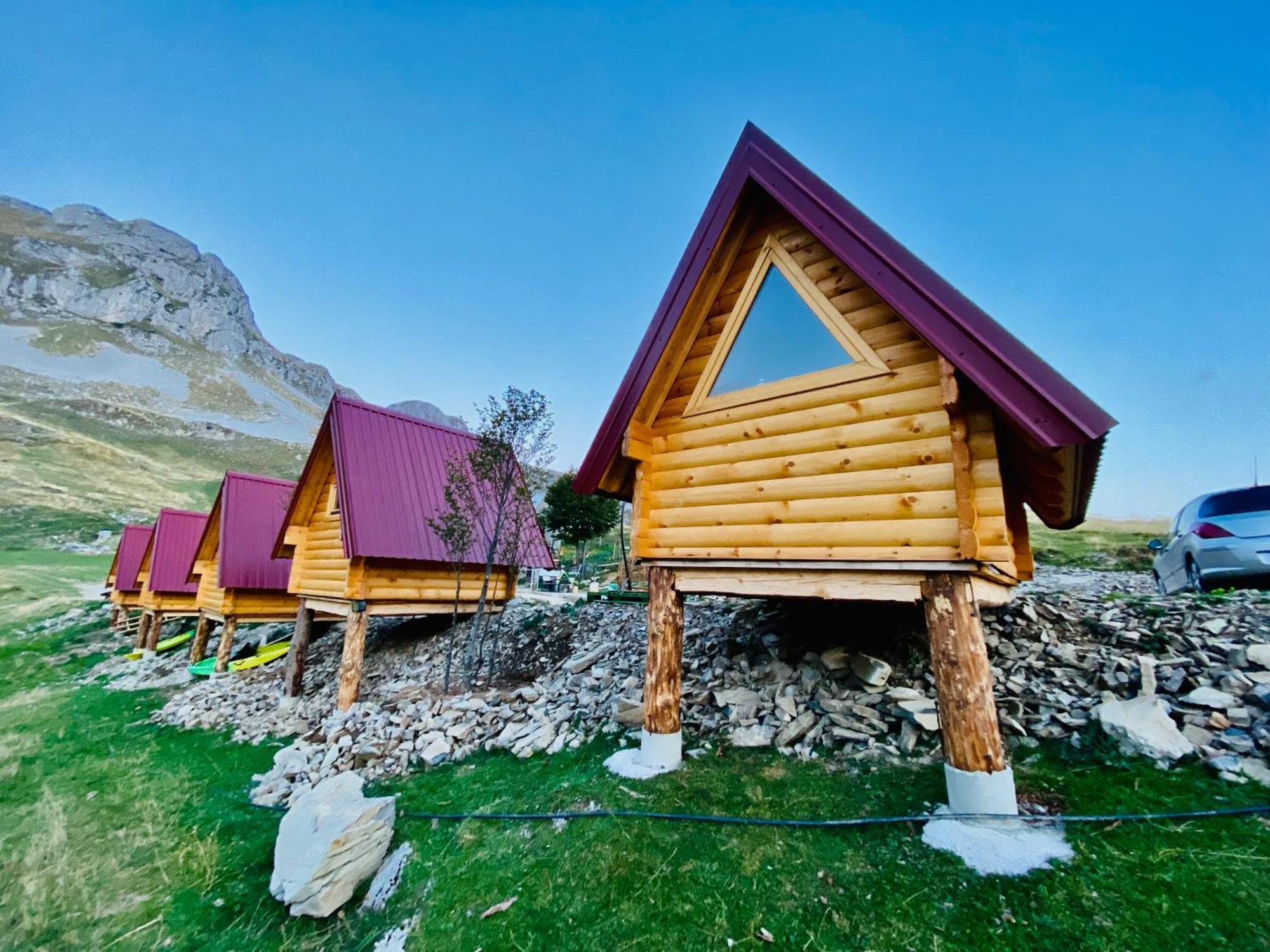 לינה וארוחת בוקר פודגוריצה Kapetanovo Jezero Bungalov מראה חיצוני תמונה