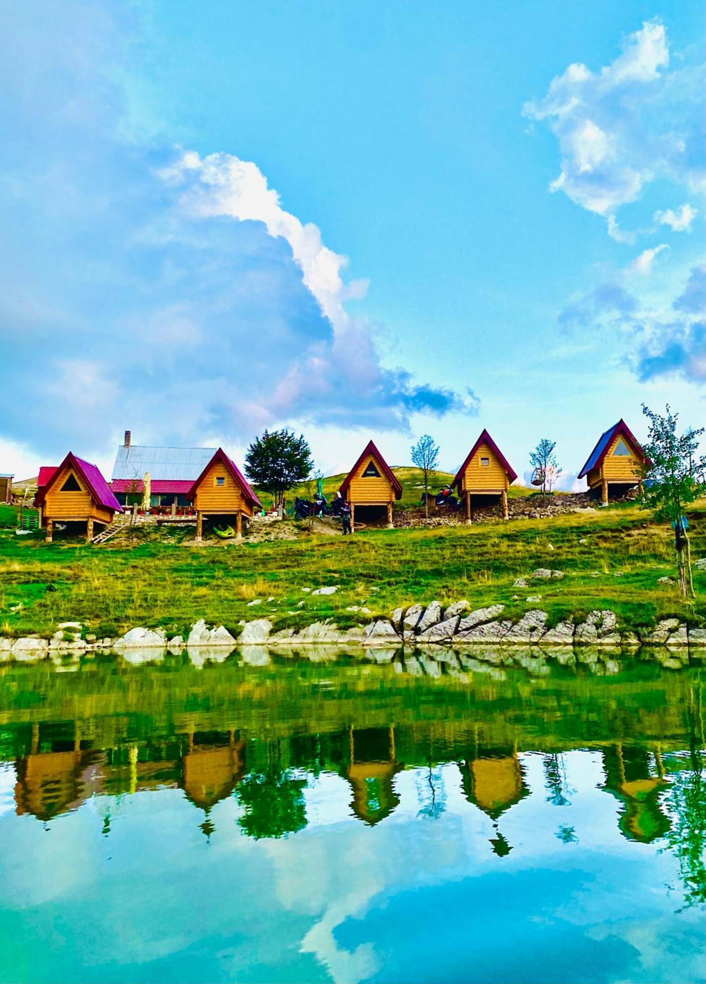 לינה וארוחת בוקר פודגוריצה Kapetanovo Jezero Bungalov מראה חיצוני תמונה