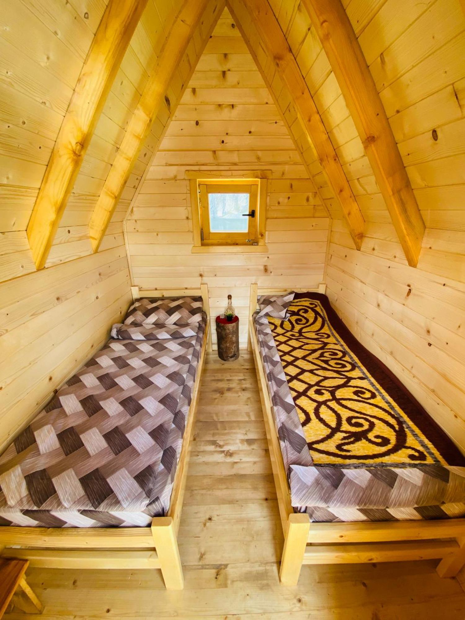 לינה וארוחת בוקר פודגוריצה Kapetanovo Jezero Bungalov מראה חיצוני תמונה